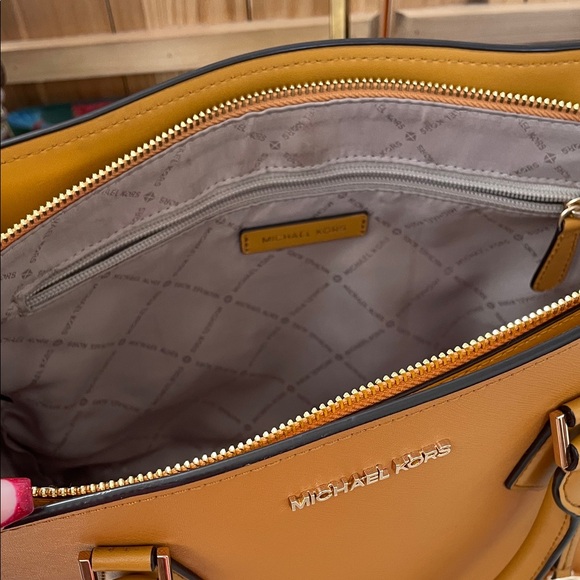 Michael Kors Hope large satchel in marigold yellow saffiano leather. - Picture 10 of 15